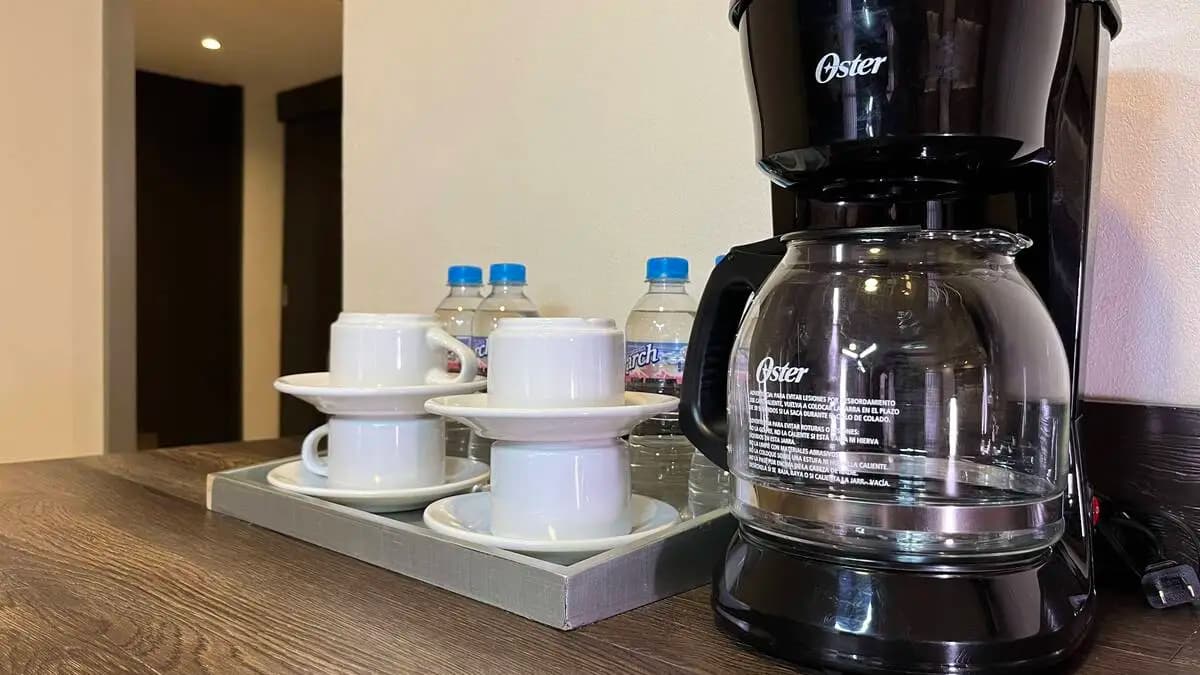 Cafetera de la habitación doble deluxe con dos camas matrimoniales