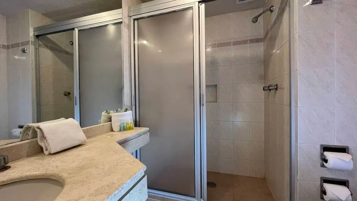 Baño de la habitación doble estándar con dos camas matrimoniales