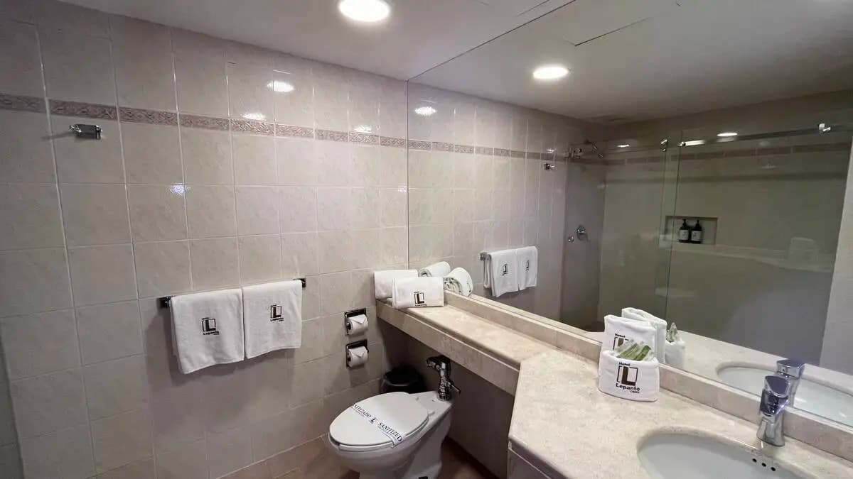 Baño de la habitación suite deluxe con cama king size