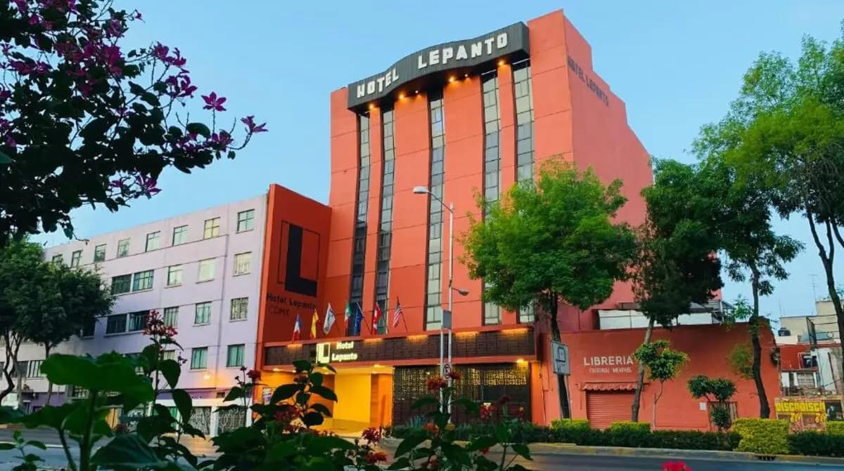 Fachada del edificio del Hotel Lepanto